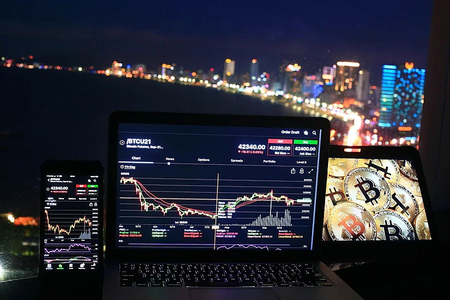 专业交易者在MT5电脑版前查看多资产行情